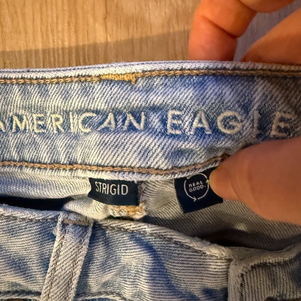 American Eagle Strigid Light Wash Mom Jeans - High Rise Relaxed Fit Denim